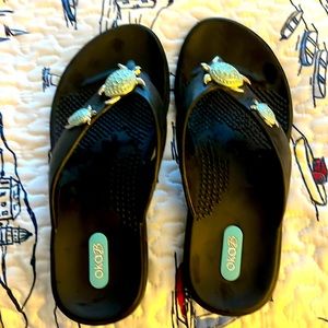Turtle Love flip flop’s    Size small fits  like a size 6-6.5